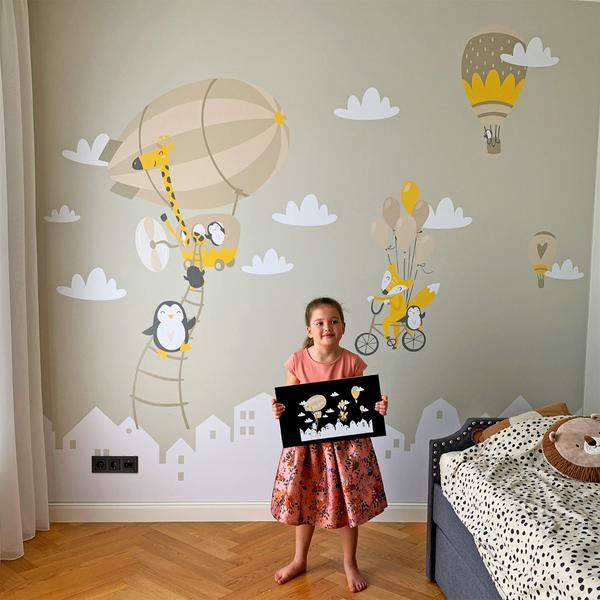 Fertig gestaltete Kinderzimmerwand mit Luftschiff, Heißluftballons, Tieren, Wolken und Hausmotiven