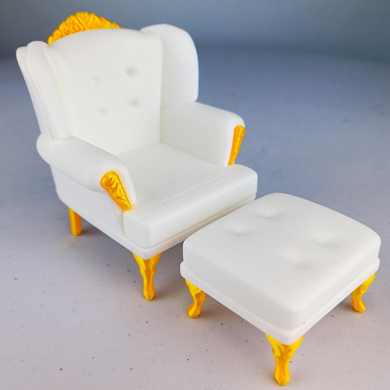 3D-gedrucktes viktorianisches Puppenhaus-Sofa mit Hocker im Maßstab 1:12